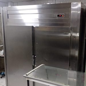 Çift kapılı dolap